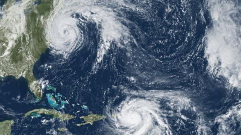 Fotografía cedida por la NASA muestra una imagen adquirida por el satélite GOES-13 este martes, del huracán María en el Caribe (abajo) y José (i, arriba).