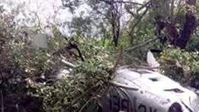 Fotografía cedida por el gobierno del estado de Oaxaca, este viernes 22 de septiembre, que muestra un helicóptero que se desplomó en el municipio de San Carlos Yautepec, Oaxaca.