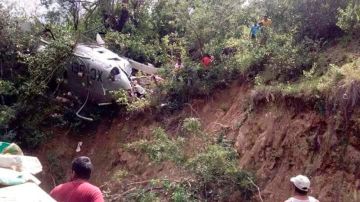 Fotografía cedida por el gobierno del estado de Oaxaca, este viernes 22 de septiembre, que muestra un helicóptero que se desplomó en el municipio de San Carlos Yautepec, Oaxaca.
