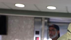 La alcaldesa de San Juan, Carmen Yulín Cruz (i), abraza a una mujer durante su visita a un hogar de ancianos, a dos días del paso del huracán María.