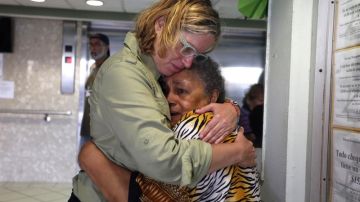 La alcaldesa de San Juan, Carmen Yulín Cruz (i), abraza a una mujer durante su visita a un hogar de ancianos, a dos días del paso del huracán María.
