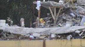 Brigadistas mexicanos y japoneses que trabajan en el rescate de personas en el edificio de la colonia Educacion se ponen a resguardo hoy, sábado 23 de septiembre de 2017, durante un nuevo sismo de magnitud 6,4 sacudió hoy el centro y sur de México desatando las alarmas