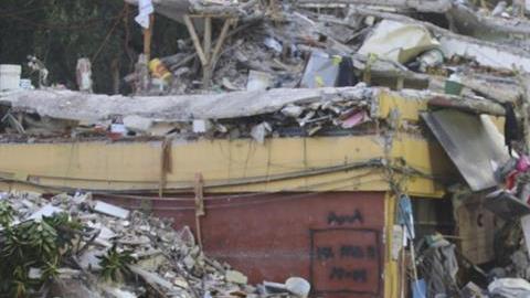 Brigadistas mexicanos y japoneses que trabajan en el rescate de personas en el edificio de la colonia Educacion se ponen a resguardo hoy, sábado 23 de septiembre de 2017, durante un nuevo sismo de magnitud 6,4 sacudió hoy el centro y sur de México desatando las alarmas