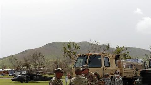 Miembros de la Guardia Nacional de Puerto Rico se preparan para salir a entregar suministros a los damnificados por el paso del huracán María