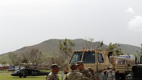 Miembros de la Guardia Nacional de Puerto Rico se preparan para salir a entregar suministros a los damnificados por el paso del huracán María