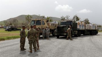 Miembros de la Guardia Nacional de Puerto Rico se preparan para salir a entregar suministros a los damnificados por el paso del huracán María