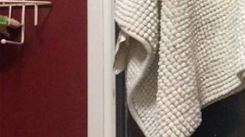 La joven británica, una gimnasta aficionada, pensó que lo mejor era trepar a la ventana para tratar de sacar sus heces del hueco del doble cristal.