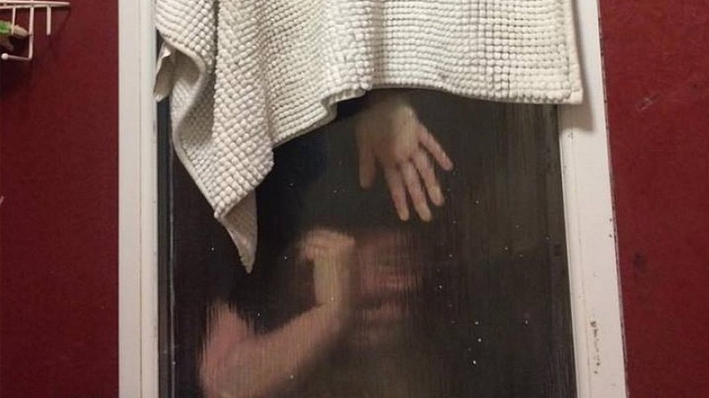 La insólita situación de una mujer que quedó atrapada en una ventana en una cita de Tinder