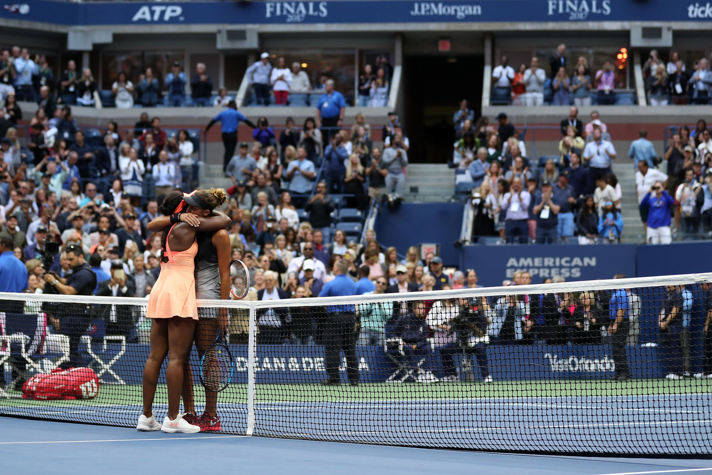 El abrazo de dos amigas que hoy fueron rivales.