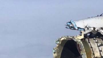 Pasajeros publicaron fotografías en redes sociales del avión con el motor calcinado.