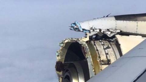 Pasajeros publicaron fotografías en redes sociales del avión con el motor calcinado.