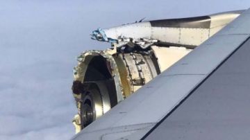Pasajeros publicaron fotografías en redes sociales del avión con el motor calcinado.