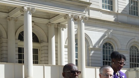 Los concejales Costa Constantinides (centro) y Corey Johnson (derecha), antes de presentar su proyecto de ley contra el asma ante el Concejo Municipal de Nueva York.