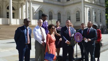 Los concejales Costa Constantinides (centro) y Corey Johnson (derecha), antes de presentar su proyecto de ley contra el asma ante el Concejo Municipal de Nueva York.
