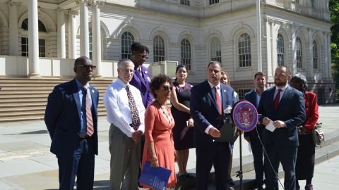 Los concejales Costa Constantinides (centro) y Corey Johnson (derecha), antes de presentar su proyecto de ley contra el asma ante el Concejo Municipal de Nueva York.