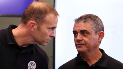 “Este desastre podría pasar a ser el más grande en la historia de los Estados Unidos", dijo el director de Fema en la isla, Alejandro De La Campa (en la foto junto al jefe de esa agencia en todo EE.UU., Brock Long).