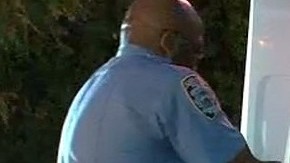 Oficiales cuando trasladaban los detectores de metales a primeras horas de la mañana de este jueves.