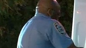 Oficiales cuando trasladaban los detectores de metales a primeras horas de la mañana de este jueves.