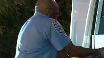 Oficiales cuando trasladaban los detectores de metales a primeras horas de la mañana de este jueves.