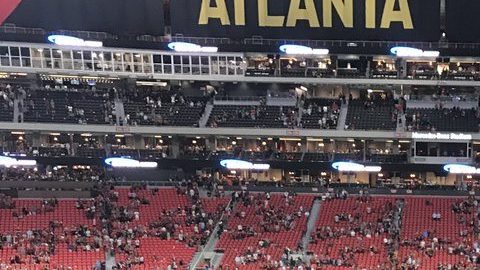 Darren Eales, presidente de Atlanta United celebrando la victoria.