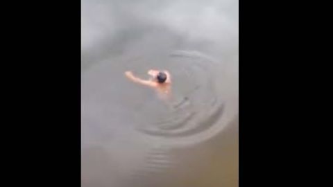 Suprianto se lanzó a las aguas del estuario Muara Jawa.