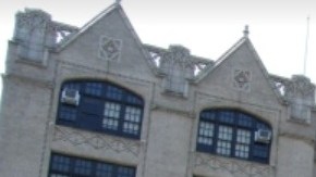 La escuala George Westinghouse High School esta ubicada en Downtown Brooklyn.