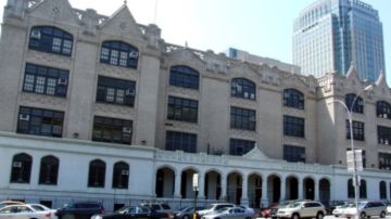 La escuala George Westinghouse High School esta ubicada en Downtown Brooklyn.