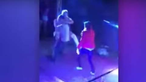 La mujer roció un líquido a su pareja y luego lo golpeó.