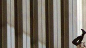 El hombre cae verticalmente con la cabeza hacia abajo.