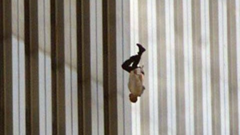 El hombre cae verticalmente con la cabeza hacia abajo.