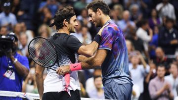 Del Potro y Federer se saludan al final del partido.