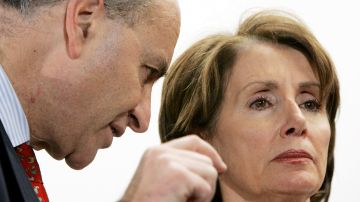 El senador Charles Schumer (D-NY) conversa con la congresista Nancy Pelosi (D-CA). (Win McNamee/Getty Images)