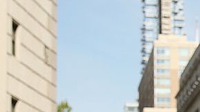 El exlíder de la mayoría del Senado del Estado de Nueva York, Dean Skelos, entra en una corte de Manhattan por su condena el 12 de mayo de 2016 en Nueva York.