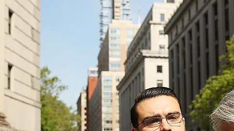 El exlíder de la mayoría del Senado del Estado de Nueva York, Dean Skelos, entra en una corte de Manhattan por su condena el 12 de mayo de 2016 en Nueva York.