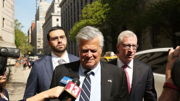 El exlíder de la mayoría del Senado del Estado de Nueva York, Dean Skelos, entra en una corte de Manhattan por su condena el 12 de mayo de 2016 en Nueva York.