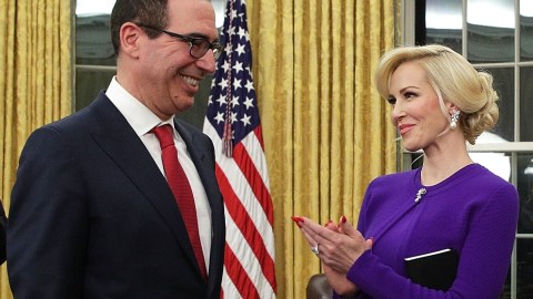 Steven Mnuchin y su esposa Louise Linton.