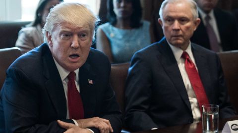 El presidente Trump y el fiscal Jeff Sessions tuvieron una derrota electoral en Alabama.