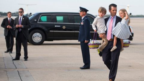 Los agentes cuidad a Trump Jr. y a su familia.