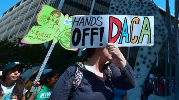 Activistas defienden el programa DACA.