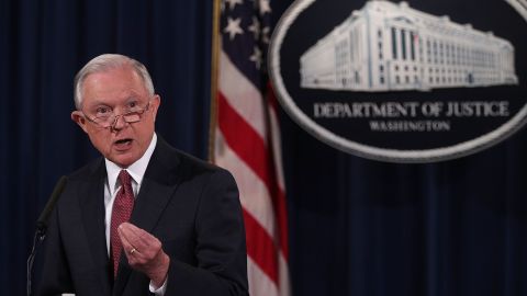 El fiscal general Jeff Sessions dio el anuncio sin aceptar preguntas.