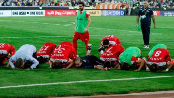 Los jugadores de Siria rezan al final del partido. ATTA KENARE/AFP/Getty Images