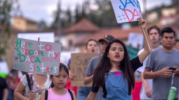 Activistas luchan por la protección de los jóvenes DACA.