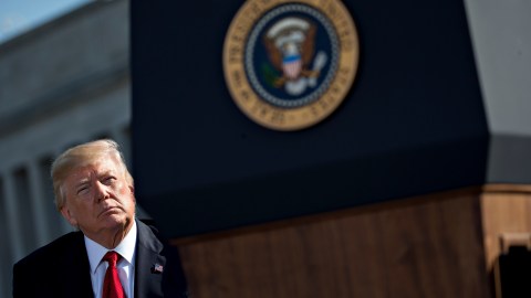 El presidente Trump avanza con su prohibición de viaje a musulmanes de seis naciones.