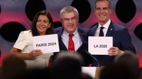 El alcalde de Los Angeles Eric Garcetti (der.) estuvo en Lima,Perú, para la confirmación. Buda Mendes/Getty Images