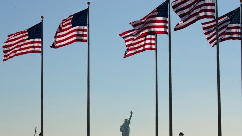 Nueva York es lo que es en gran medida a sus inmigrantes, dice el gobernador Cuomo.