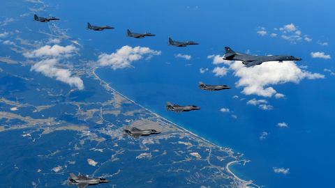 Bombarderos de EEUU realizaron pruebas muy cerca de Corea del Norte.