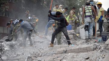 Miles de personas salieron a las calles a ayudar a atrapados en edificios colapsados en México.