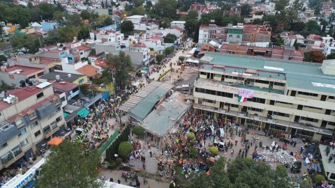 En el Colegio Enrique Rébsamen siguen las labores de rescate.