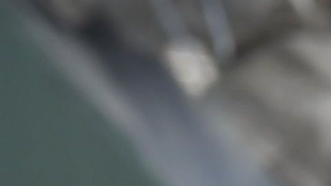 Aquí se muestra cómo los rescatistas piden silencio: puño cerrado a lo alto.
