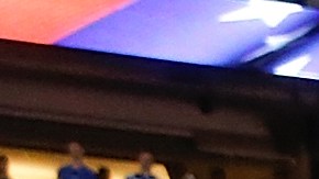 Jugadores de Indianapolis Colts echan rodilla en tierra durante el himno nacional en protesta a comentarios del presidente.